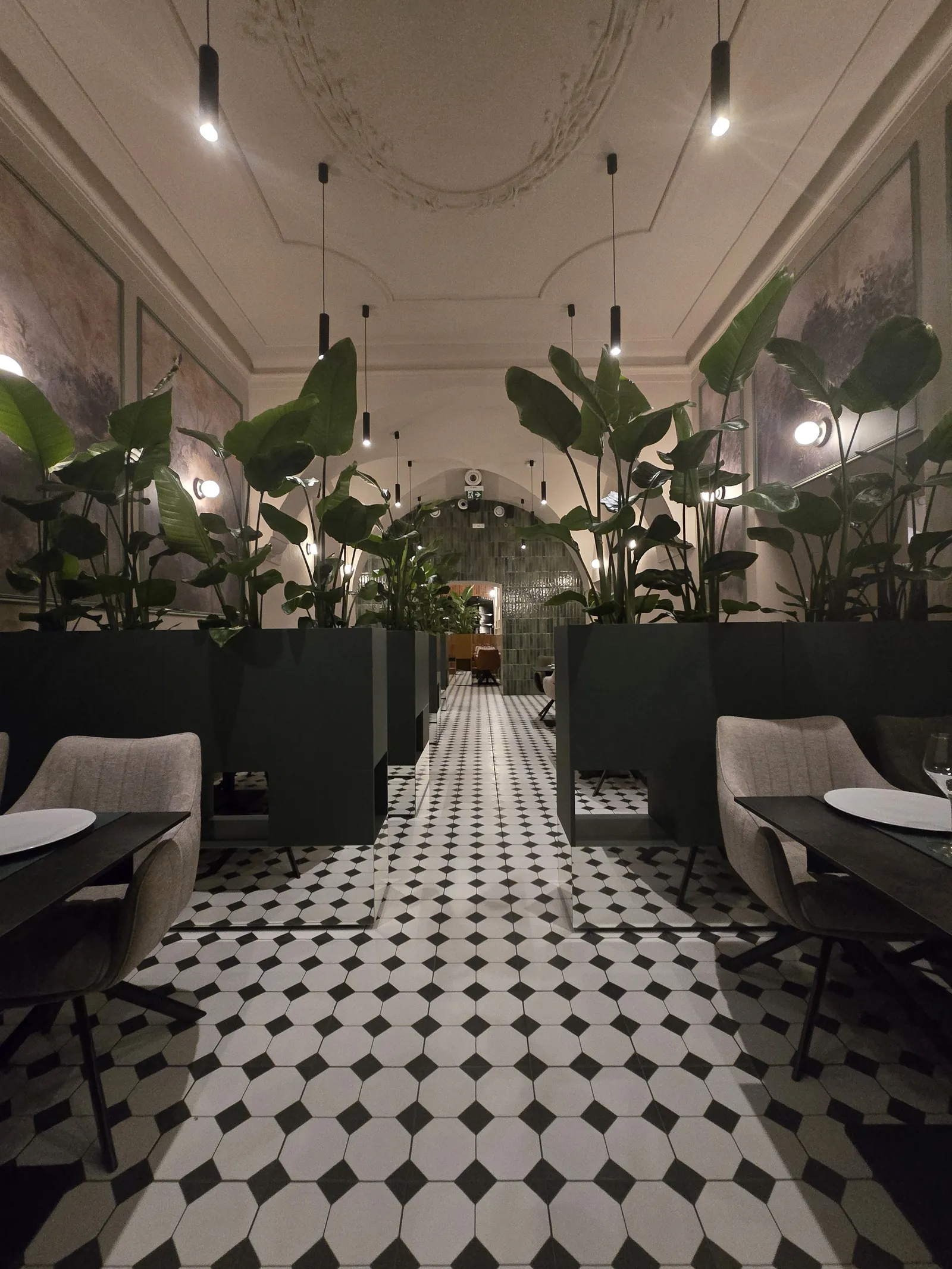 Sklepienie i rośliny w drugiej sali restauracji